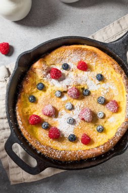 Ev yapımı Hollanda Bebek Gözlemesi Pudra Şekeri ve Böğürtlenli