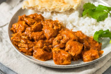Baharatlı ev yapımı tavuk Tikka Masala ve pilav.