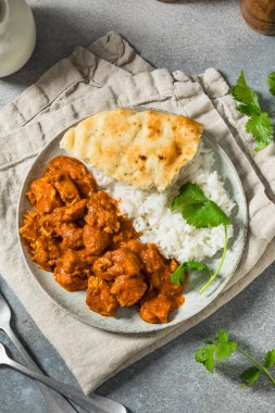 Baharatlı ev yapımı tavuk Tikka Masala ve pilav.