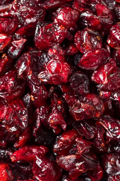 bir kase içinde organik kırmızı kurutulmuş cranberries