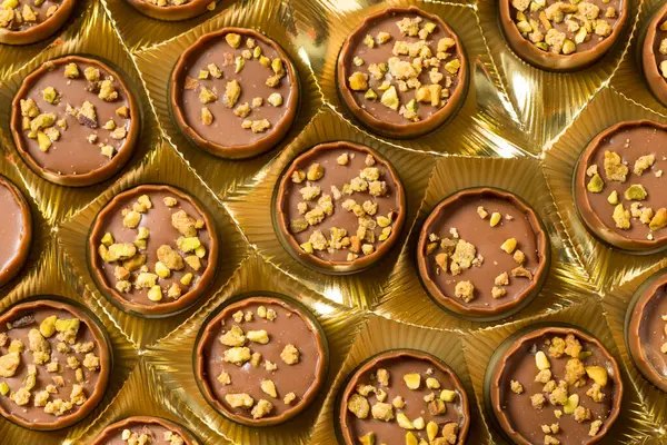 Tatlı Pistachio Dubai Çikolataları Kadayif ile Yemeye Hazır