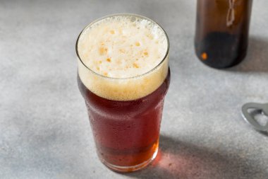 Bira bardakta soğuk birayı tazeleyen alkolsüz bira.