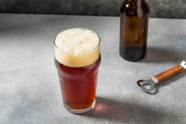 Bira bardakta soğuk birayı tazeleyen alkolsüz bira.