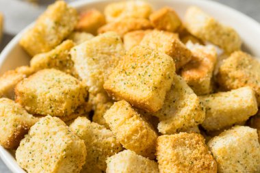 Salata için parmesanlı ev yapımı çıtır çıtır çıtır ekmek.