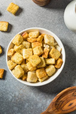 Salata için parmesanlı ev yapımı çıtır çıtır çıtır ekmek.