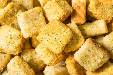 Salata için parmesanlı ev yapımı çıtır çıtır çıtır ekmek.