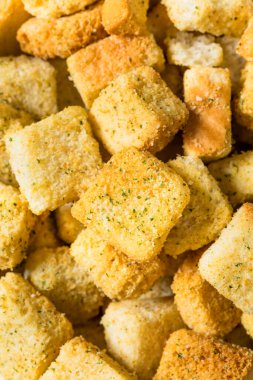 Salata için parmesanlı ev yapımı çıtır çıtır çıtır ekmek.