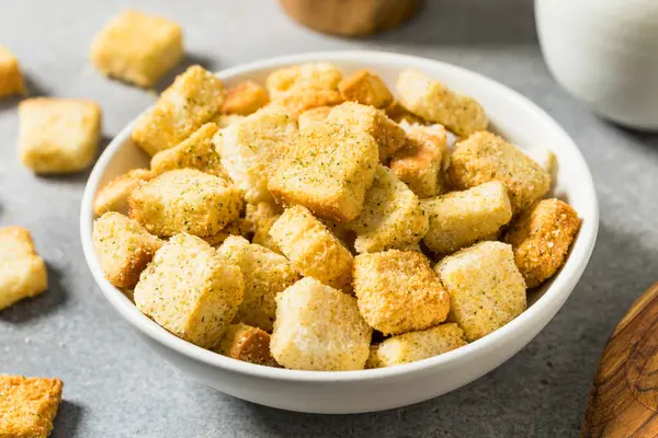 Salata için parmesanlı ev yapımı çıtır çıtır çıtır ekmek.