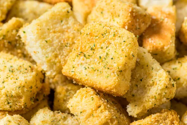 Salata için parmesanlı ev yapımı çıtır çıtır çıtır ekmek.