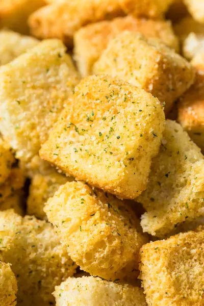 Salata için parmesanlı ev yapımı çıtır çıtır çıtır ekmek.