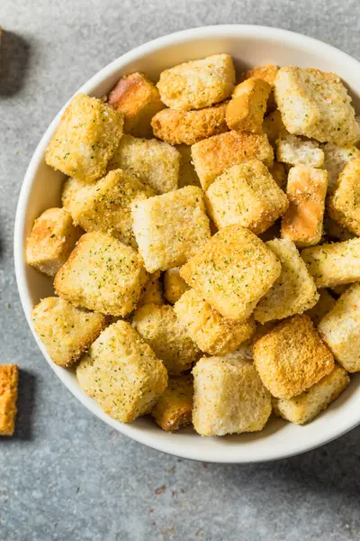 Salata için parmesanlı ev yapımı çıtır çıtır çıtır ekmek.