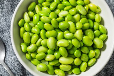 Yeşil organik kabuklu soya fasulyesi kasede yemeye hazır.