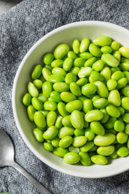 Yeşil organik kabuklu soya fasulyesi kasede yemeye hazır.