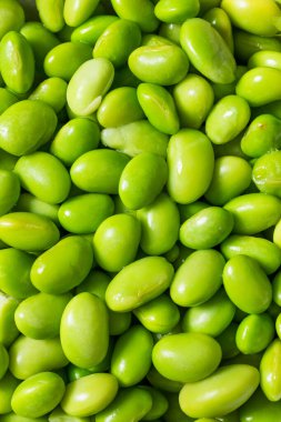 Yeşil organik kabuklu soya fasulyesi kasede yemeye hazır.