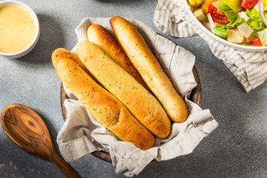 Tereyağı ve tuzlu ev yapımı İtalyan sarımsaklı ekmek.