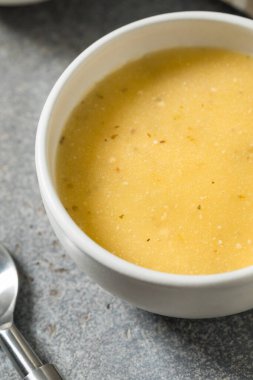 Zeytinyağı ve sarımsaklı ev yapımı İtalyan salatası.