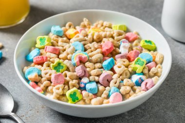 Tatlı Şeker Çocuklar Marshmallowla Kahvaltı İçin Şanslı Gevrek