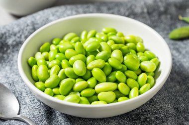 Yeşil organik kabuklu soya fasulyesi kasede yemeye hazır.