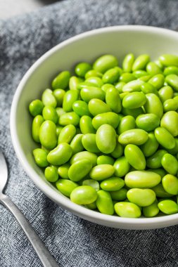 Yeşil organik kabuklu soya fasulyesi kasede yemeye hazır.
