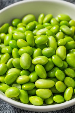 Yeşil organik kabuklu soya fasulyesi kasede yemeye hazır.