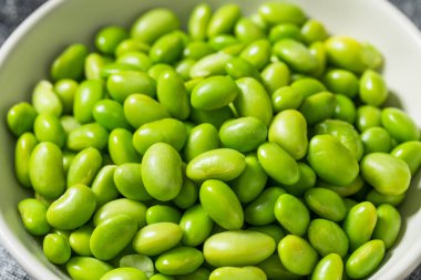 Yeşil organik kabuklu soya fasulyesi kasede yemeye hazır.