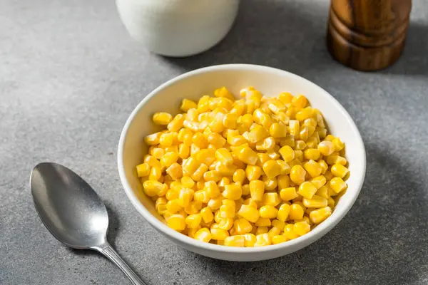 Sağlıklı Sarı Haşlanmış Mısır Çekirdekleri Bir kâsede