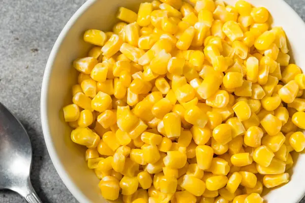 Sağlıklı Sarı Haşlanmış Mısır Çekirdekleri Bir kâsede