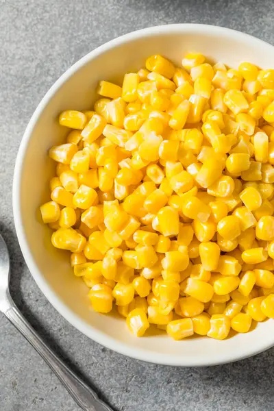 Sağlıklı Sarı Haşlanmış Mısır Çekirdekleri Bir kâsede