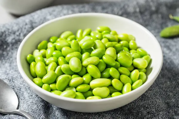 Yeşil organik kabuklu soya fasulyesi kasede yemeye hazır.