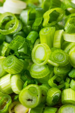 Yeşil Organik Kesme Tahtasında Yeşil Soğan Soğanı