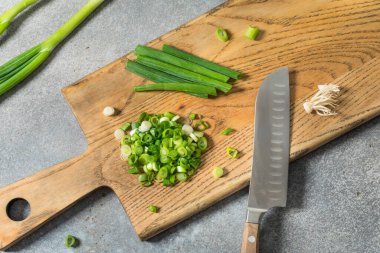 Yeşil Organik Kesme Tahtasında Yeşil Soğan Soğanı