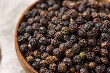 Öğütücü için organik çiğ karabiber.