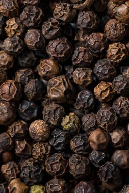 Öğütücü için organik çiğ karabiber.