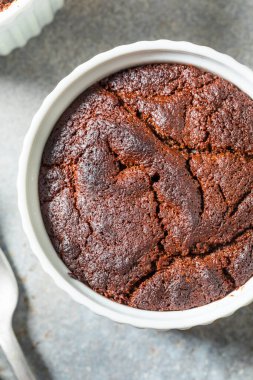 Ev yapımı çikolatalı kek Ramekin 'in içinde.