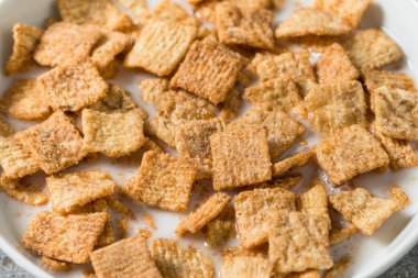 Portakal suyu ve sütle sağlıklı tarçın şekeri kahvaltısı.