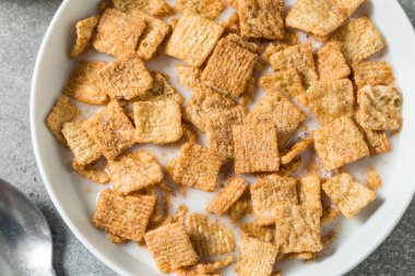 Portakal suyu ve sütle sağlıklı tarçın şekeri kahvaltısı.