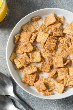 Portakal suyu ve sütle sağlıklı tarçın şekeri kahvaltısı.