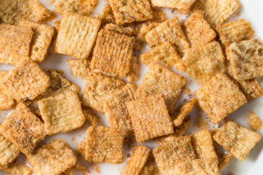 Portakal suyu ve sütle sağlıklı tarçın şekeri kahvaltısı.