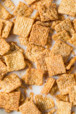 Portakal suyu ve sütle sağlıklı tarçın şekeri kahvaltısı.