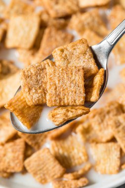 Portakal suyu ve sütle sağlıklı tarçın şekeri kahvaltısı.