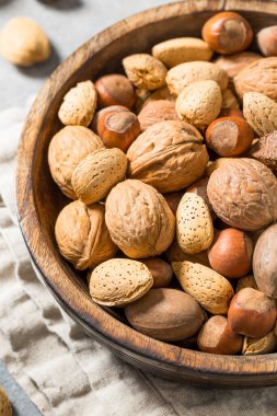 Çeşit çeşit cevizli, cevizli badem ve fındıklı.