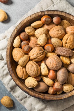 Çeşit çeşit cevizli, cevizli badem ve fındıklı.