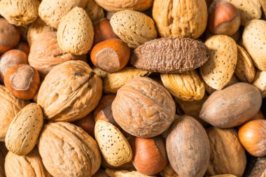 Çeşit çeşit cevizli, cevizli badem ve fındıklı.