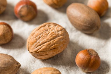 Çeşit çeşit cevizli, cevizli badem ve fındıklı.