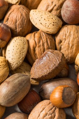 Çeşit çeşit cevizli, cevizli badem ve fındıklı.