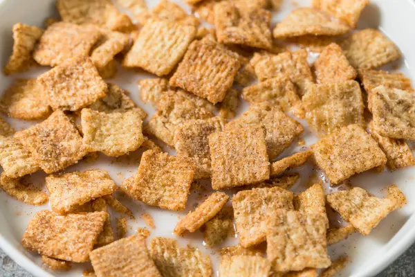 Portakal suyu ve sütle sağlıklı tarçın şekeri kahvaltısı.