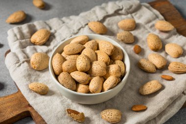 Kabuklarındaki organik çiğ badem fıstığı.