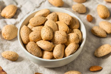 Kabuklarındaki organik çiğ badem fıstığı.