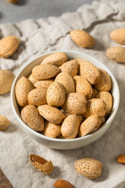 Kabuklarındaki organik çiğ badem fıstığı.