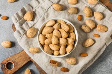 Kabuklarındaki organik çiğ badem fıstığı.